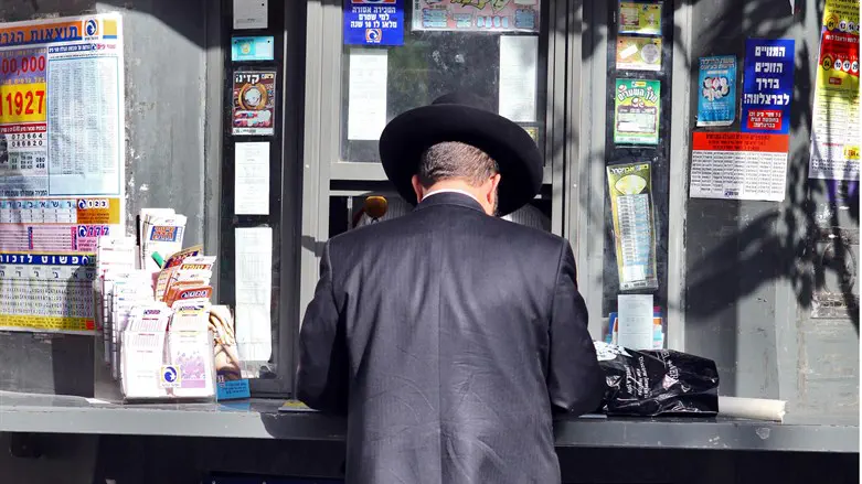 חרדי בדוכן לוטו