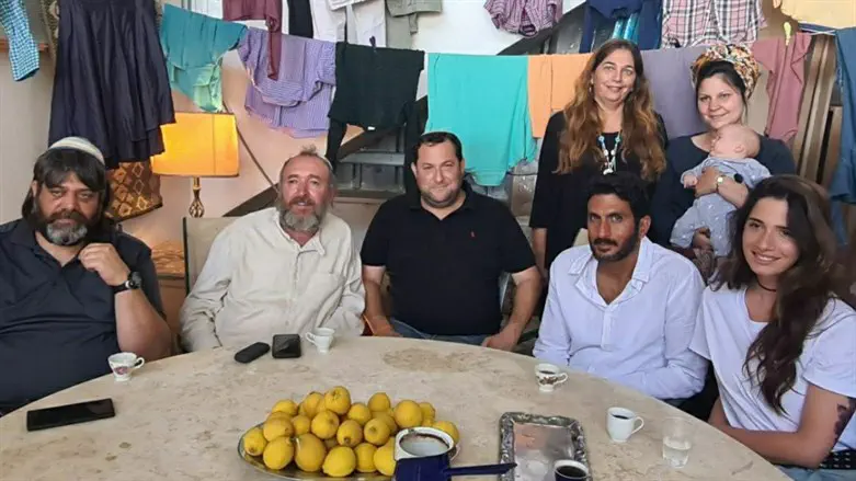 אסתר סילם אלוש ויוסי דגן על סט הצילום של הסרט "אמצע החיים"