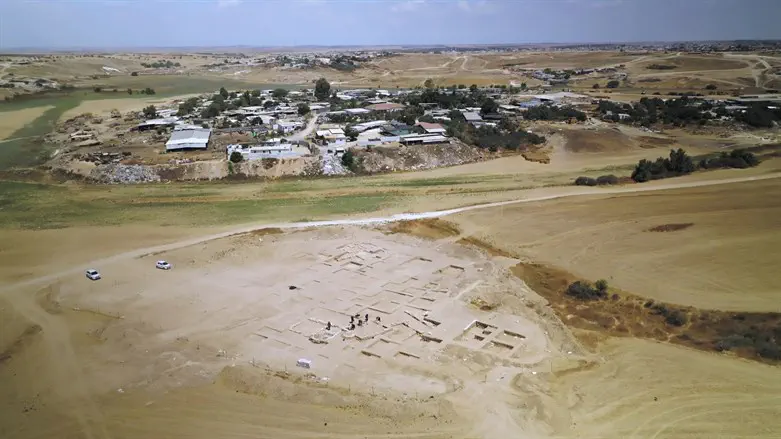 Aerial photographs of the mosque.