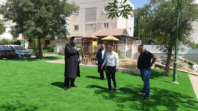 ראש העיר באחת הגינות בעיר