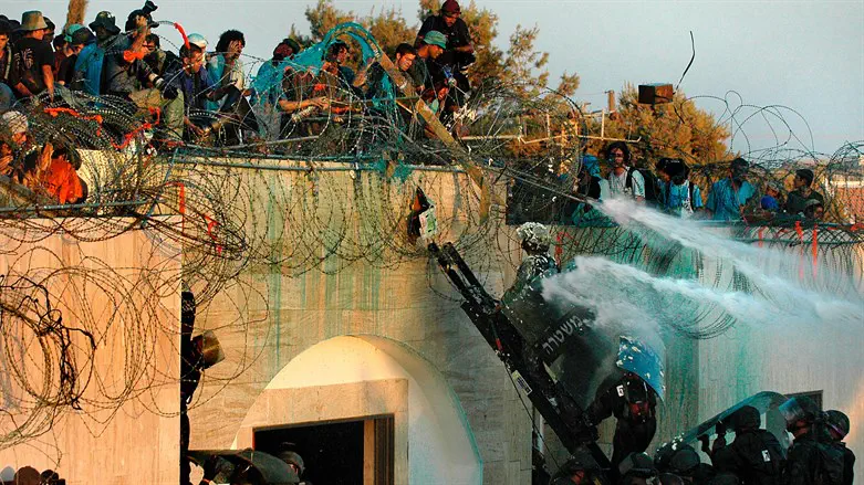 המאבק על גג בית הכנסת בכפר דרום