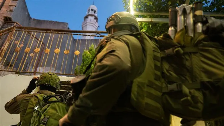 לוחמי סיירת צנחנים בפעילות מבצעית