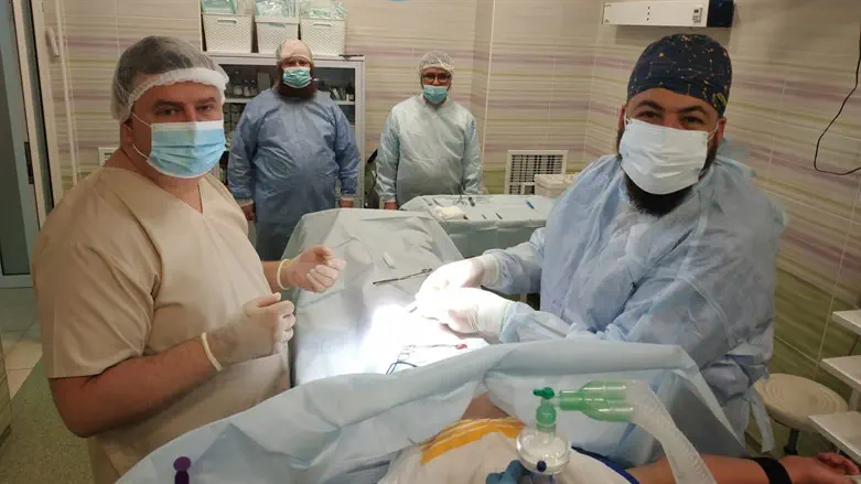 המוהל יאשה יעקב גייסינוביץ' בברית