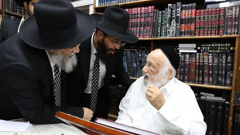 הרב דב פוברסקי וצוות הישיבה