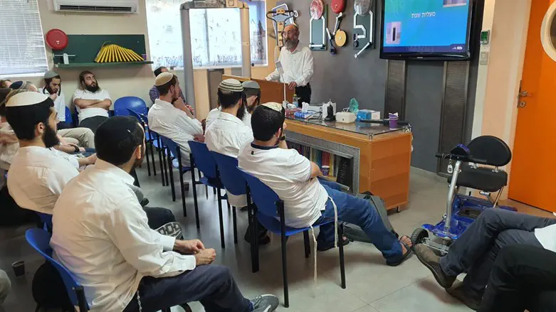 תלמידי רמת גן עם הרב מנחם פרל