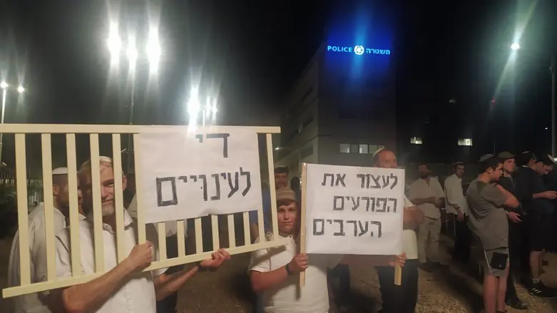 המחאה מול משטרת אריאל על מעצר החשוד