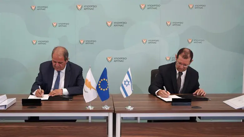 מנכ"ל משרד ההגנה הקפריסאי, אנדראס לוקה וראש אגף היצוא הביטחוני, יאיר קולס