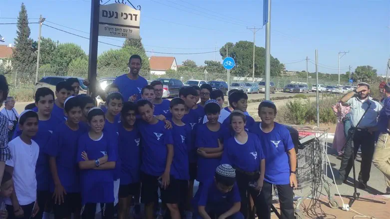 תלמידי טללי אורות ברחוב דרכי נעם