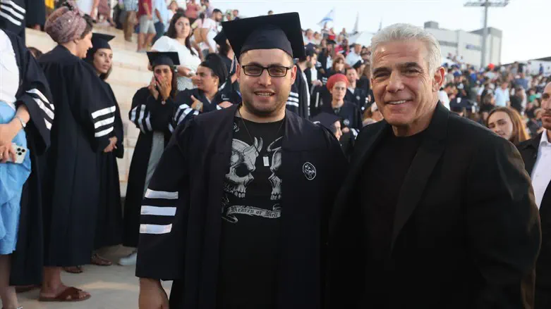 לפיד ובנו ליאור באוניברסיטת אריאל, השבוע