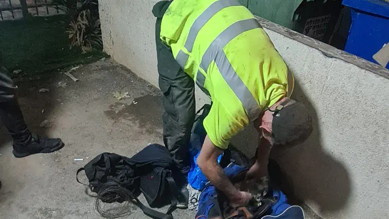 החשוד עם כלי הפריצה - צולם בשבוע שעבר