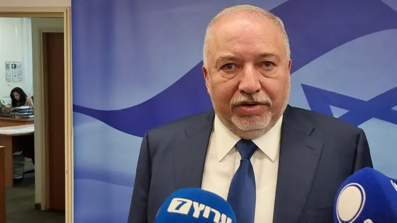 ליברמן בכניסה לישיבת הממשלה