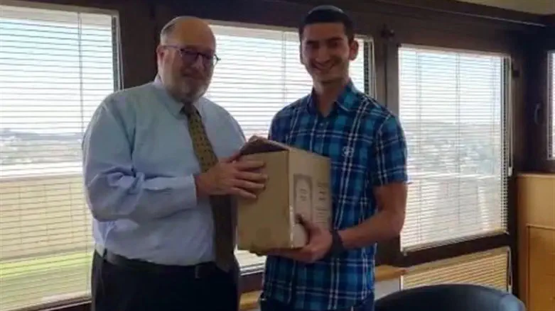 Rabbi Brander presents Shas set to Nadav Talker