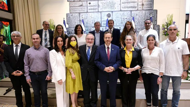 זוכי הפרס עם הנשיא ורעייתו