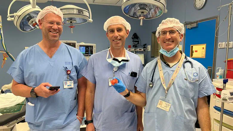 הרופאים עם הכדור שנמצא בבטן הנער