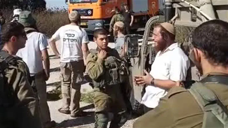 Иегуда Диментман (הי"ד) беседует с солдатами ЦАХАЛ