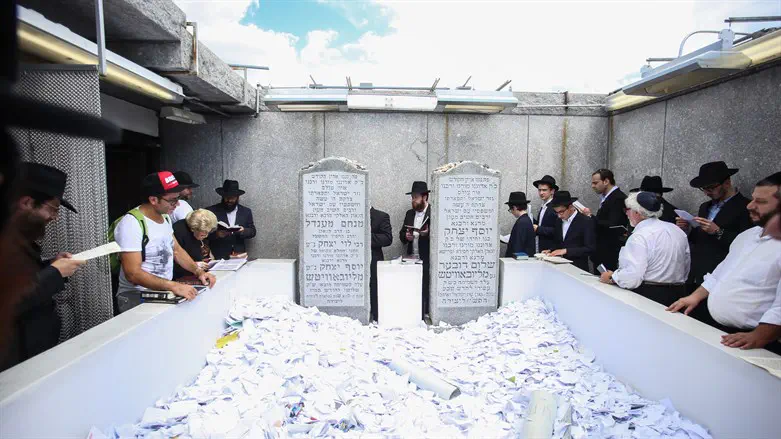 People pray at the gravesite of the Lubavitcher REbbe