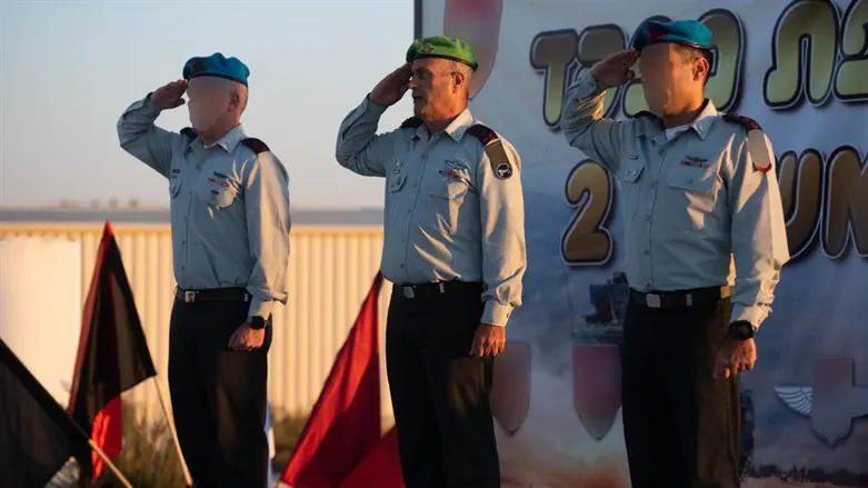 יהודה פוקס עם המפקד היוצא והמפקד הנכנס