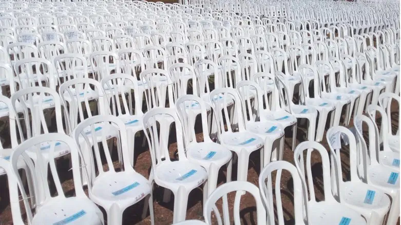 סטיקרים על אלפי כיסאות בטכניון