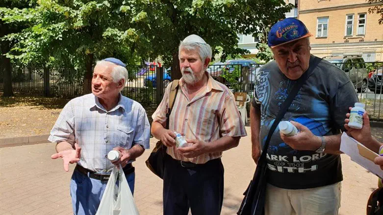 Раздача медикаментов в Доме Хабада в Киеве
