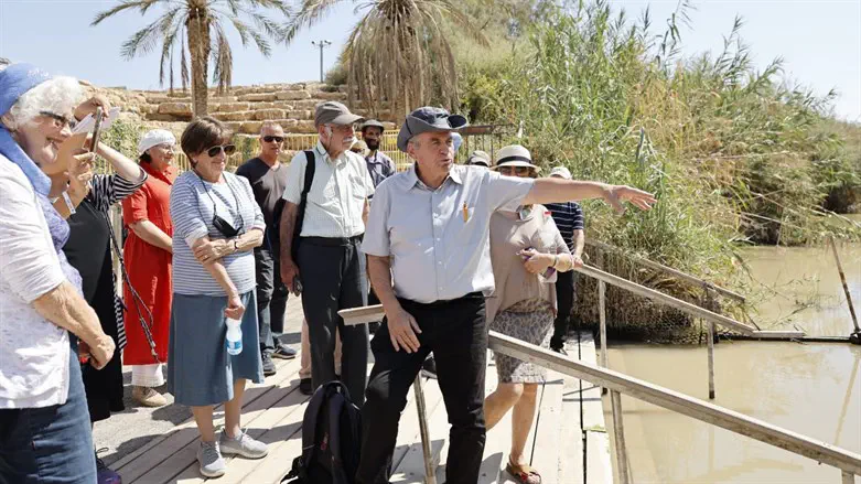 עוזי דיין במהלך הסיור