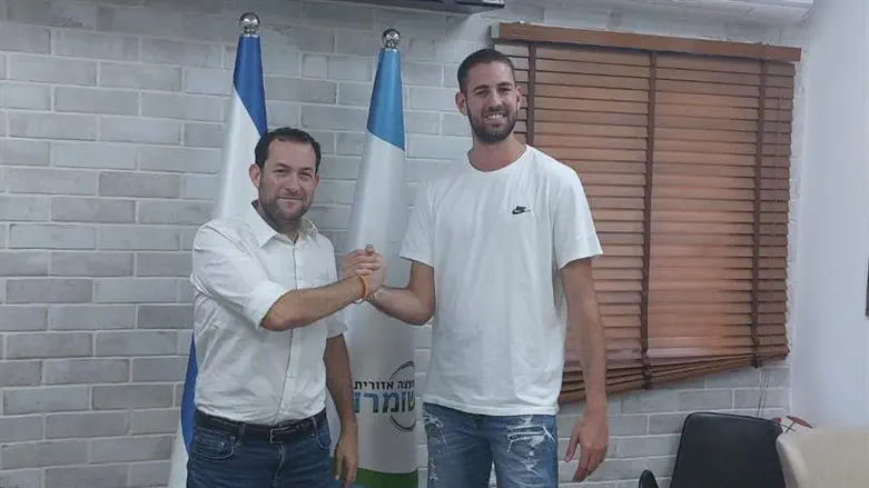 גל שטרנברג במעמד החתימה עם ראש מועצה אזורית שומרון