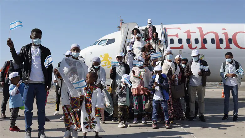 Ethiopian Jews arrive in Israel