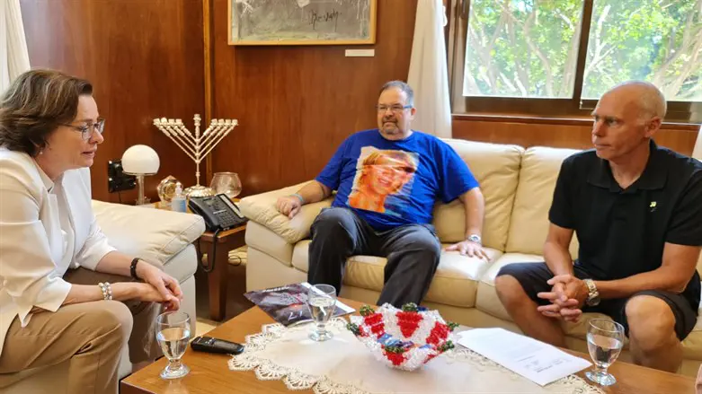 Haifa mayor meets families' representatives