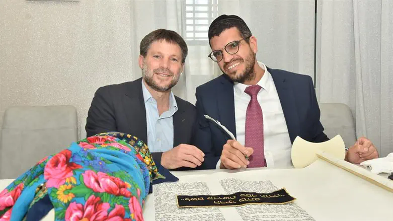 ח"כ סמוטריץ' כותב אות בספר התורה