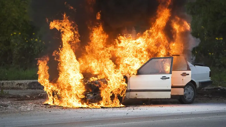 מכונית עולה באש. אילוסטרציה
