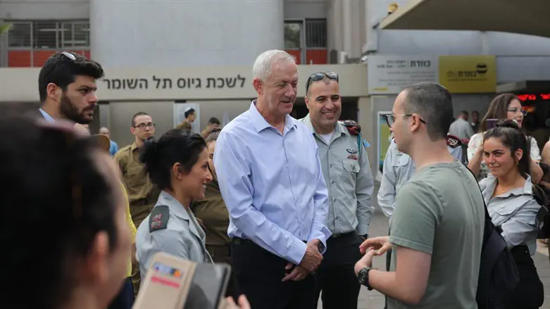 בני גנץ בלשכת הגיוס