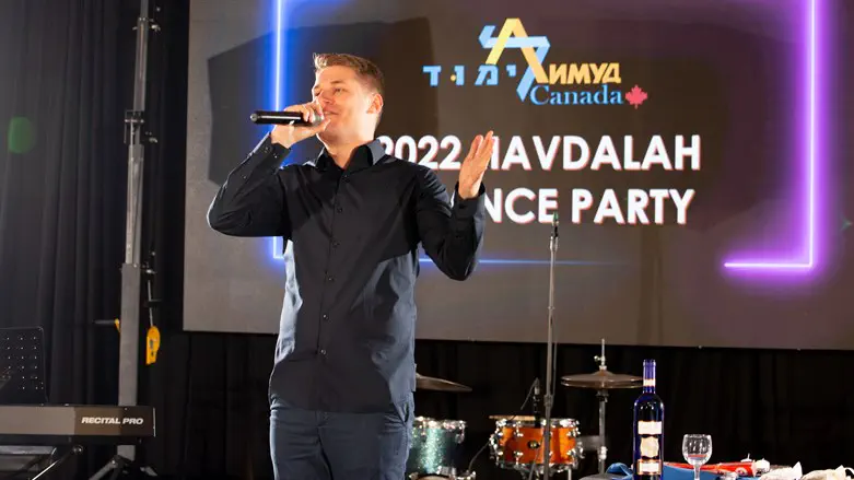 Dan Petrenko at a Havdalah ceremony at Limmud FSU Canada's Niagara Falls festival, June 25