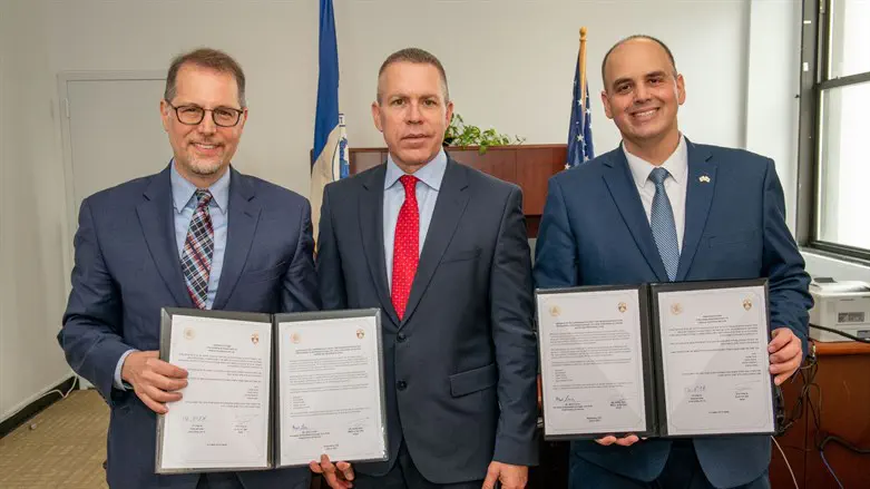 ראש העיר בת ים צביקה ברוט והשגריר גלעד ארדן בחתימת ההסכם