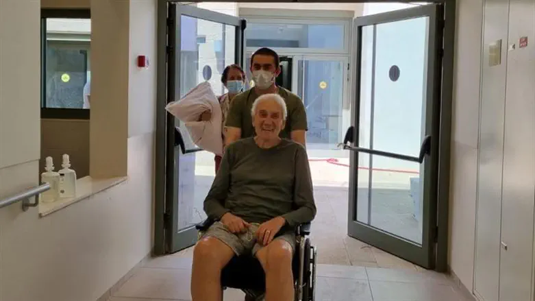 נכנסים למרכז השיקומי החדש