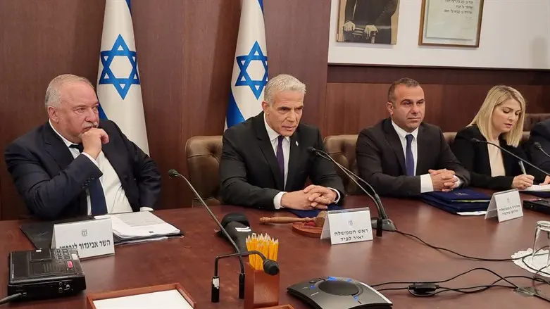 לפיד בישיבת הממשלה