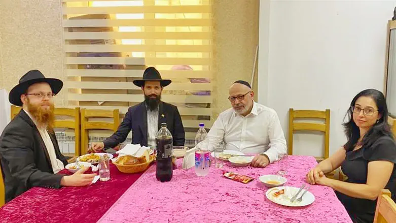 הרב מענדל אקסלרוד עם בכירי משרד החוץ