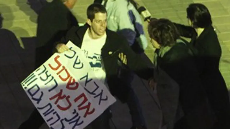 יואל שליט מתפרץ לעצרת בהר הרצל