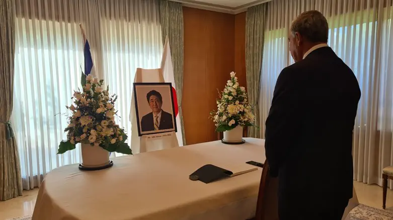 Mickey Levy signs condolence book for Shinzo Abe