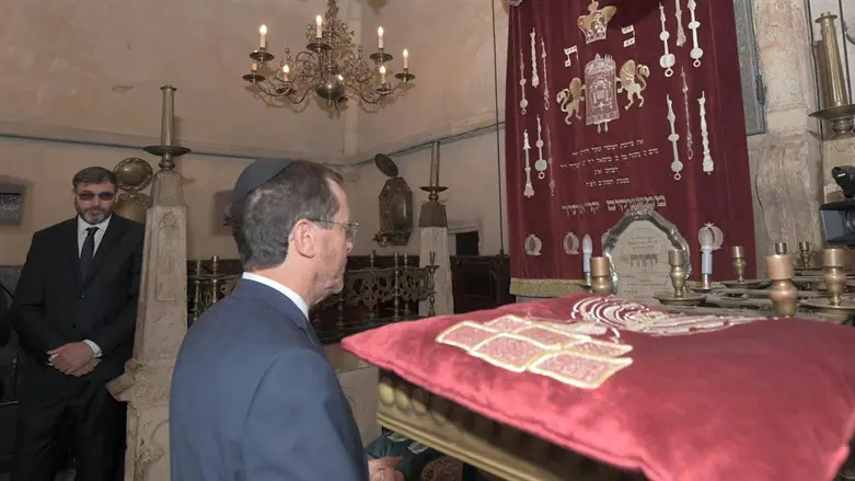 הרצוג אומר קדיש בבית הכנסת