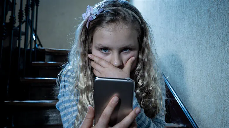 ילדה מול מסך