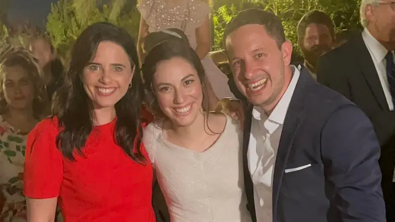 שקד עם החתן והכלה