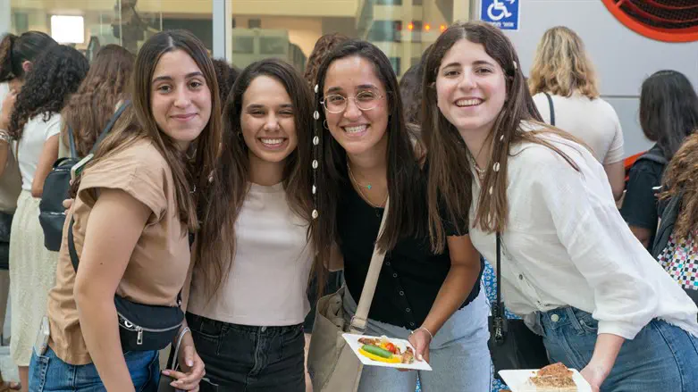 בנות השירות של אלו"ט