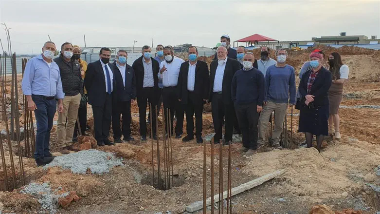 הנחת אבן הפינה לבית הספר. ארכיון