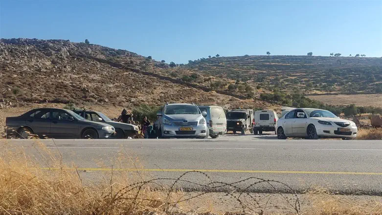 המכוניות של המפגינים בכניסה לכפר