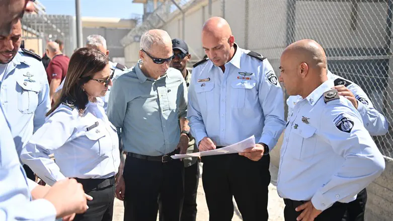 השר בר לב במהלך הביקור