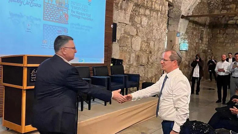 נזרי וסער לוחצים ידיים באירוע הפרידה