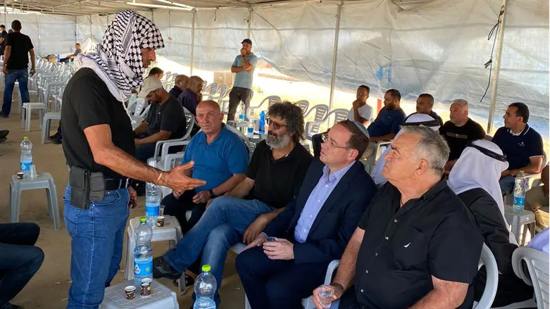 ראובן פינסקי בסוכת האבלים