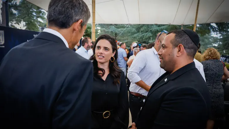 קארה, שקד והנדל