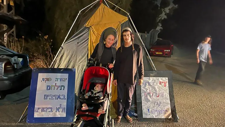 זוג מפגין ליד ביתו של אלוף פיקוד המרכז