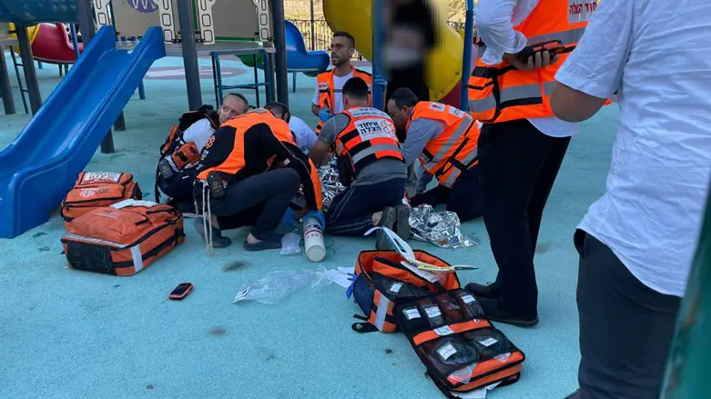 ילד החליק ממתקן שעשועים בגבעת זאב