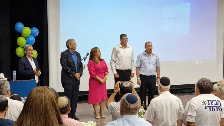 יוסי ברודני וחגית משה (עומדים במרכז)